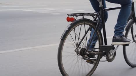 Conducción-De-Bicicletas-Por-Close-Shot-Pan-A-La-Izquierda-En-Nørrebrogade-Copenhague-Dinamarca