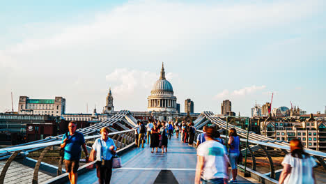 Londres,-Inglaterra,-Circa:-Timelapse-Gente-Caminando-Sobre-El-Puente-Del-Milenio-Con-El-Fondo-De-La-Catedral-De-San-Pablo