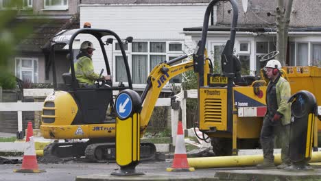 Mini-JCB-Gräbt-Straße-Für-Den-Austausch-Von-Gasleitungen-In-London-Aus