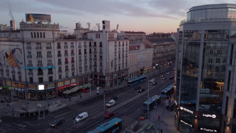 Toma-De-Establecimiento-De-Astoria,-Budapest-Al-Amanecer,-Filmada-Desde-Lo-Alto-De-Un-Edificio