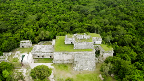 Perspectiva-Aérea-De-La-Pirámide-Chichén-Itzá,-La-Corte,-El-Observatorio,-Todos-Los-Edificios-Y-La-Jungla-Desde-Arriba