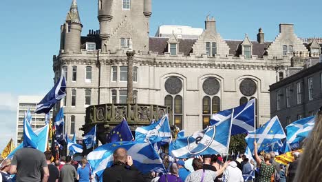 Cámara-Lenta-De-Una-Multitud-De-Partidarios-De-La-Independencia-Pro-Escocesa-Se-Reúnen-Alrededor-Del-Mercado-De-Aberdeen