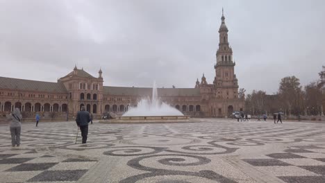 Vorwärts-In-Richtung-Brunnen-Auf-Der-Plaza-De-Espana,-Sevilla,-Regnerischer-Tag,-Zeitlupe