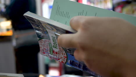 Pasando-Las-Páginas-De-Un-Libro-De-&quot;aprender-Italiano&quot;-Dentro-De-Un-Pequeño-Café