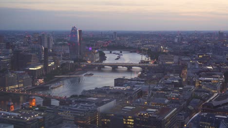 Vista-Aérea-Nocturna-Del-Centro-De-La-Ciudad-De-Londres,-Vista-Estática-Cinematográfica