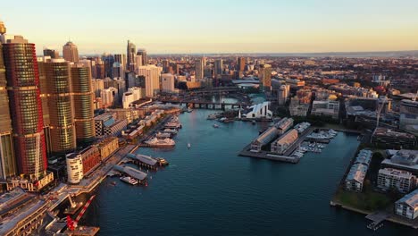 Sydney---Vuelo-Aéreo-Al-Atardecer-Del-Puerto-De-Darling