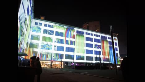 Timelapse-Del-Espectáculo-De-Luces-En-La-Pared-Exterior-Del-Edificio-En-El-Festival-Glow-En-Eindhoven