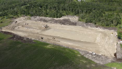 Toma-Aérea-En-Círculos-De-Un-Sitio-De-Construcción-En-Una-Granja