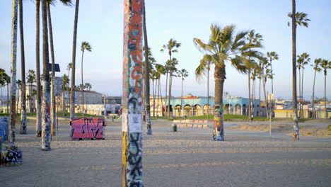 Descripción-General-De-Una-Playa-Desierta-En-Venecia-Durante-El-Brote-De-Coronavirus