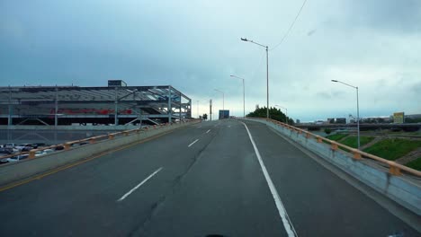 Toma-Pov-Alejándose-De-La-Frontera-De-San-Ysidro-Hacia-Tijuana,-México,-Día-Lluvioso