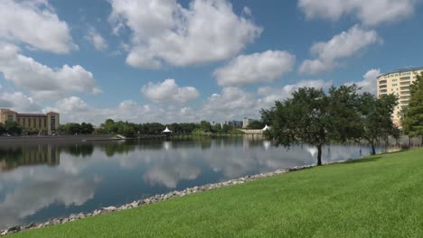 Hermosos-Manantiales-De-Altamonte-Con-Nubes-Cúmulos-Y-Un-Estanque-De-Reflejos-Magníficos