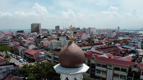 Nahaufnahme-Des-Minarettturms-Der-Kapitan-Keling-Moschee-Mit-Halbmond-Oberteil,-Drohnen-Dolly-Out-Aufnahme-Aus-Der-Luft