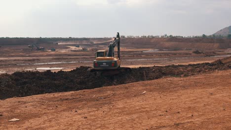 Plano-General-De-Una-Excavadora-Excavando-Suelo-En-Un-Gran-Sitio-De-Construcción-En-Asia