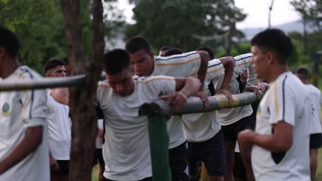 Jóvenes-De-India-Entrenando-Duro-En-Un-Campo-De-Entrenamiento-Militar-Situado-En-Uttarakhand,-India