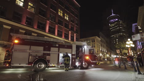 Feuerwehrauto-Notfall-Bei-Nacht-Gastown-Street-In-Vancouver-Kanada-BC