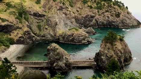 Eine-Schwenkansicht-Des-Verlassenen-Bootsanlegers-Der-Küstenwache-Im-Hafen-Von-Orford-Heads,-Oregon-Im-Pazifischen-Nordwesten