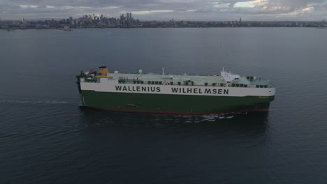 El-Carguero-Wallenius-Wilhelmen-Viaja-En-La-Bahía-Fuera-De-La-Ciudad