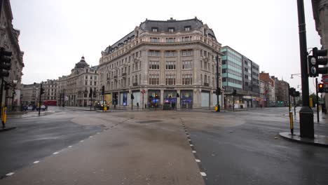 Estación-De-Metro-E-Intersección-De-Oxford-Circus,-Completamente-Vacía-En-Medio-Del-Día-Un-Viernes-Y-Sin-Tráfico