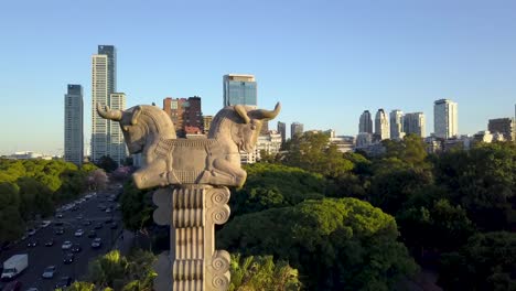 Antena-Que-Revela-El-Horizonte-Del-Barrio-De-Palermo-Detrás-De-Una-Columna-Persa,-Buenos-Aires