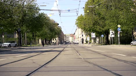 Debido-A-La-Pandemia-De-Coronavirus,-La-Normalmente-Concurrida-MaximilianstraÃŸe,-Una-Conocida-Calle-Comercial-En-El-Centro-De-Munich,-Está-Vacía