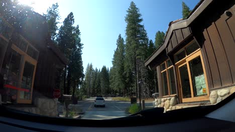 Cars-entering-one-of-the-most-popular-US-National-Parks-during-COVID19