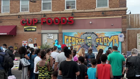 Una-Multitud-Rinde-Homenaje-A-George-Floyd-Frente-Al-Icónico-Mural-De-Minneapolis.