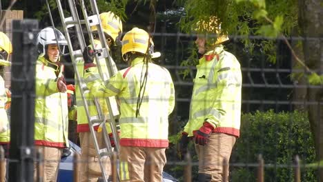 Team-Von-Brandschutzschülern-In-Schutzausrüstung-Bei-Übungsdemonstration-Mit-Der-Gruppe