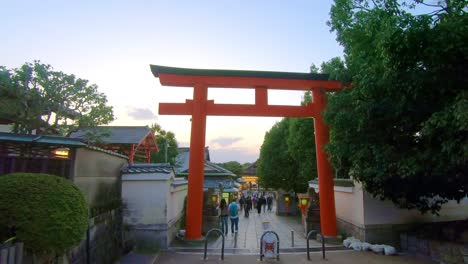 Eingangstor-Mit-Straße,-Die-Zum-Yasaka-Jinja-Schrein-In-Kyoto-Führt