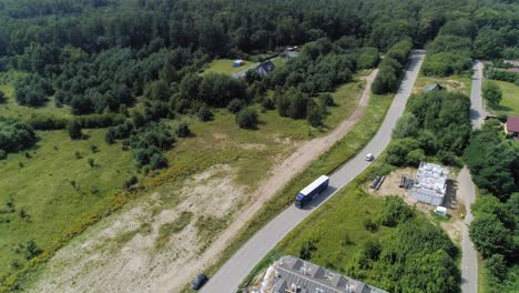 Camión-De-Remolque-Conduciendo-Por-La-Carretera-En-Kowale,-Condado-De-Gdansk,-Polonia-En-Un-Día-Soleado---Toma-Aérea