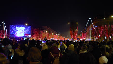 Lasershow-Während-Paris.-Die-Stadt-Feiert-Silvester-Mit-Einer-Riesigen-Menschenmenge-Auf-Der-Straße-Champs-Élysées,-Bevor-Das-Video-Mapping-Feuerwerk-Beginnt.-Ankunft-Des-Neuen-Jahres