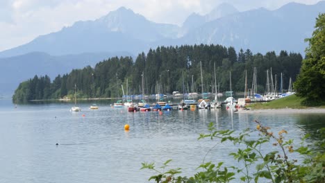 Segelboote-Am-Forggensee-Bei-Füssen-In-Bayern,-Deutschland