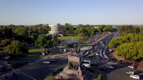 Dolly-Aéreo-Desde-El-Monumento-A-Urquiza-Que-Revela-Los-Bosques-De-Palermo-Y-El-Río-La-Plata-Al-Fondo