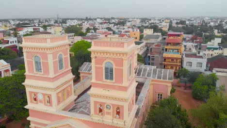 Nahaufnahme-Einer-Orbitalen-Luftaufnahme-Unserer-Lady-Angeles-Kirche-Von-Oben-An-Einem-Wolkigen-Morgen-In-Der-Nähe-Der-Französischen-Stadt-Puducherry,-Aufgenommen-Mit-Einer-Drohne-In-4K