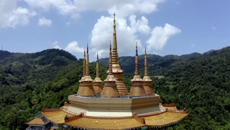 Agujas-De-Techo-En-El-Techo-Del-Santuario-Kuan-Yin-Dentro-Del-Templo-Budista-Kek-Lok-Si-Visto-Desde-Un-Lado,-Disparo-De-Revelación-De-Drones-Aéreos