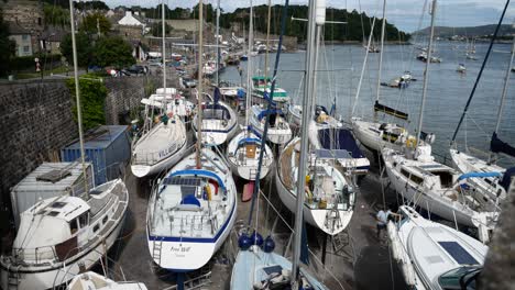 Conwy-Waterfront-Harbour-Veleros-Náuticos-Amarrados-En-El-Soleado-Puerto-Deportivo-Turístico