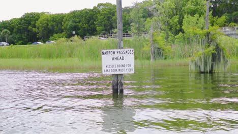 „Eustis,-Florida-–-USA-–-20.08.2020:-Blick-Auf-Das-Boot,-Das-Vom-Lake-Eustis-Aus-In-Den-Lake-Dora-Kanal-Einfährt