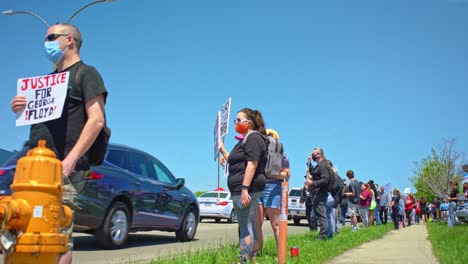 Janesville-Wisconsin-Estados-Unidos-Manifestantes-Pacíficos-Con-Carteles-Al-Costado-De-La-Carretera-Mostrando-Solidaridad-Con-La-Comunidad-Negra-Vidas-Negras-Importan-Protestas-En-Estados-Unidos