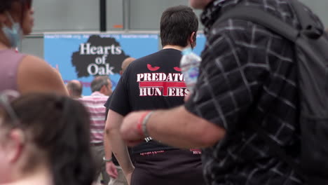 Ein-Demonstrant-Trägt-Ein-„Predator-Hunters“-Bürgerwehr-T-Shirt-Auf-Der-Rechtsextremen-Kundgebung-Der-Anti-Grooming-Bande-Hearts-Of-Gold,-Die-Die-Abschiebung-Von-Drei-Männern-Fordert,-Die-Wegen-Kinderpflege-In-Rochdale-Verurteilt-Wurden