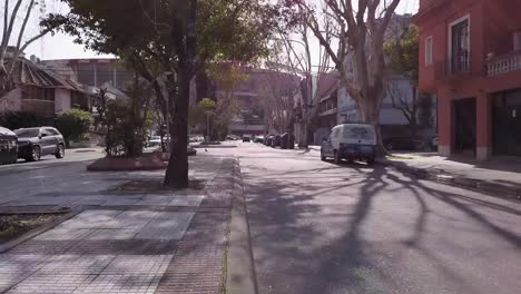 Hyperlapse-Gehen-Durch-Die-Stadtstraße-Zum-Monumentalen-River-Plate-Stadion