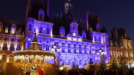 Mercados-Iluminados-De-Navidad-En-Una-Hermosa-Parte-De-París-Con-La-Característica-Dominante-Del-Mapeo-De-Video-Con-El-Tema-De-La-Nieve-Que-Cae-En-Uno-De-Los-Edificios-Principales-En-El-Centro-De-Los-Mercados