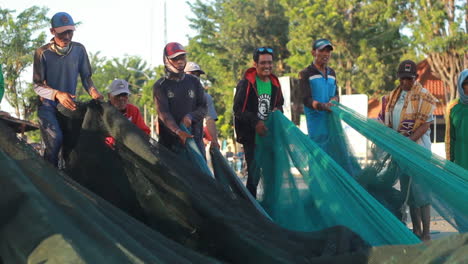 Los-Pescadores-Están-Reparando-Redes-En-Preparación-Para-Pescar-En-El-Mar