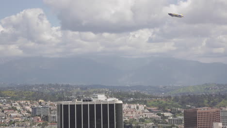 Dirigible-Goodyear-Vuela-Alto-Sobre-El-Centro-De-Los-Ángeles