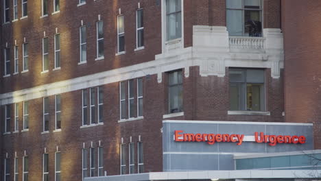 La-Señal-De-Emergencia-En-El-Exterior-De-Un-Hospital