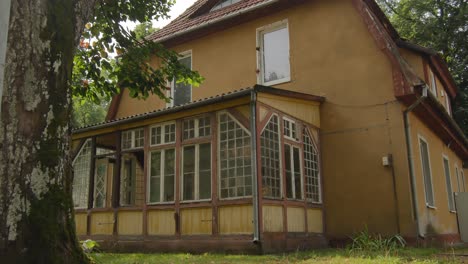 Porche-De-Casa-Antigua-Con-Ventanas-Abiertas-En-Silute,-Lituania