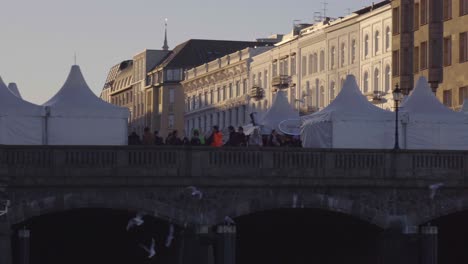 Panning-view-of-the-Christmas-market-near-sunset-at-Binnenalster-in-Hamburg,-Germany,-in-Dec-2019