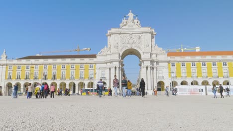 Una-Vista-A-Largo-Plazo-Del-Edificio-Histórico-Del-Arco-De-Rua-Augusta-Y-Visitante-En-Lisboa,-Portugal