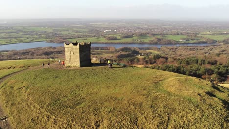 Wahrzeichen-Rivington-Tower-Lancashire-Reservoir-Herbstlandschaft-Luftaufnahme