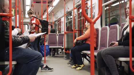 Personas-Que-Ingresan-Al-Vagón-Del-Metro-De-Praga,-Vida-Cotidiana-En-La-Ciudad-Capital,-Vista-Estática-Desde-Adentro