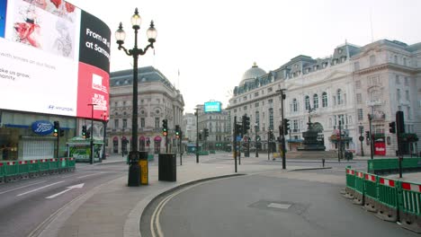 Sperrung-In-London,-Piccadilly-Circus-Road-Ampeln-Völlig-Leer-Während-Der-Covid-19-Pandemie-2020-Mit-Corona-Virus-Meldungen