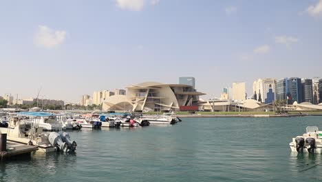 El-Museo-Nacional-De-Qatar-Es-Una-Nueva-Atracción-Turística-En-La-Ciudad-Capital-De-Qatar,-Doha,-Es-Famoso-Por-Su-Diseño-Arquitectónico-único-Basado-En-La-Rosa-Del-Postre